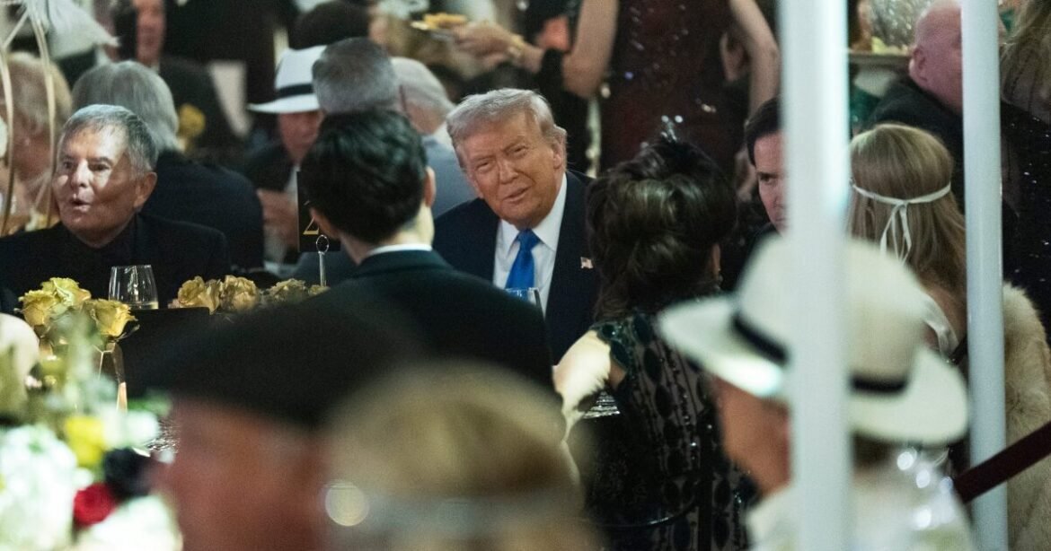 Το πάρτι «Great Gatsby» του Τραμπ εξόργισε τους Δημοκρατικούς – Το γλέντησε στο Μαρ α Λάγκο με χορεύτριες και στυλ μεσοπολέμου (Βίντεο)