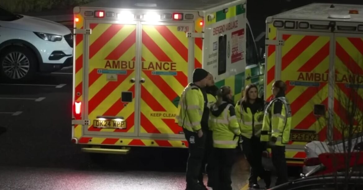 Επίθεση με μαχαίρι σε τρένο στη Βρετανία: Εννέα οι σοβαρά τραυματίες – «Νομίζαμε πως ήταν φάρσα λόγω Halloween»