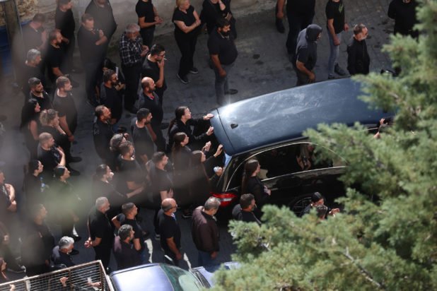 Βεντέτα στα Βορίζια: Οδύνη και σπαραγμός στην κηδεία του 39χρονου Φανούρη – «Αγάπη μου σε βάλανε κιόλας μέσα τόσανα γρήγορα»