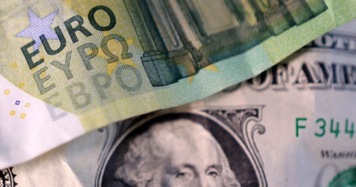 Επιταχύνεται η πτώση του ευρώ: Στο χαμηλό τριών μηνών η ισοτιμία του έναντι του δολαρίου
