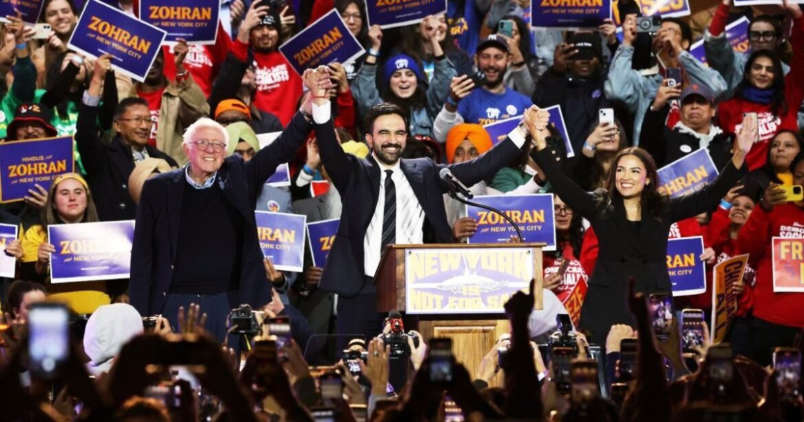 Ενας «αντι-Τραμπ» στη Νέα Υόρκη: Φαβορί στις δημοτικές εκλογές σήμερα ο Μαμντάνι