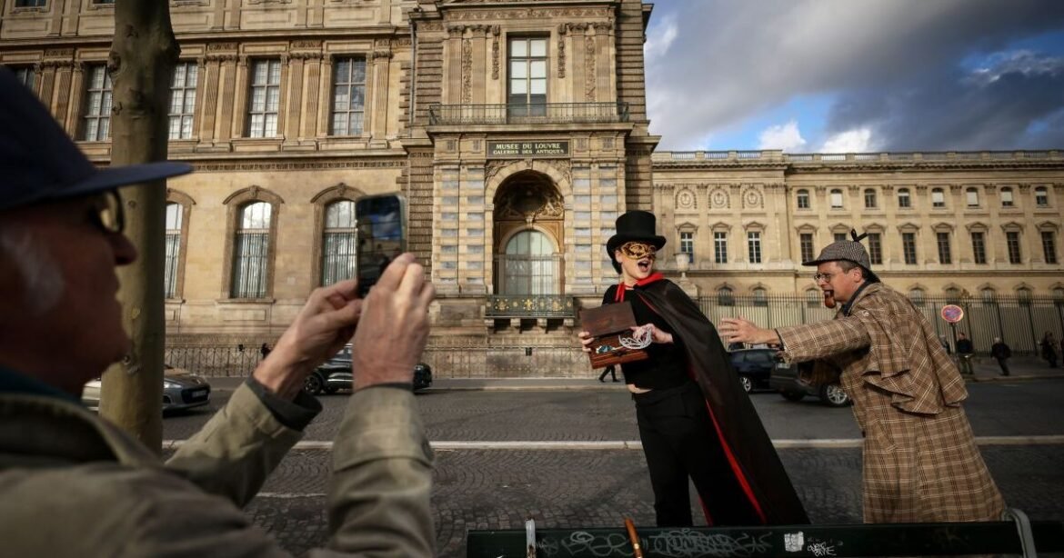 Ακόμη πιο σουρεάλ η ληστεία στο Λούβρο – Γνωστός YouTuber με 22 αδέρφια ο ένας εκ των δραστών
