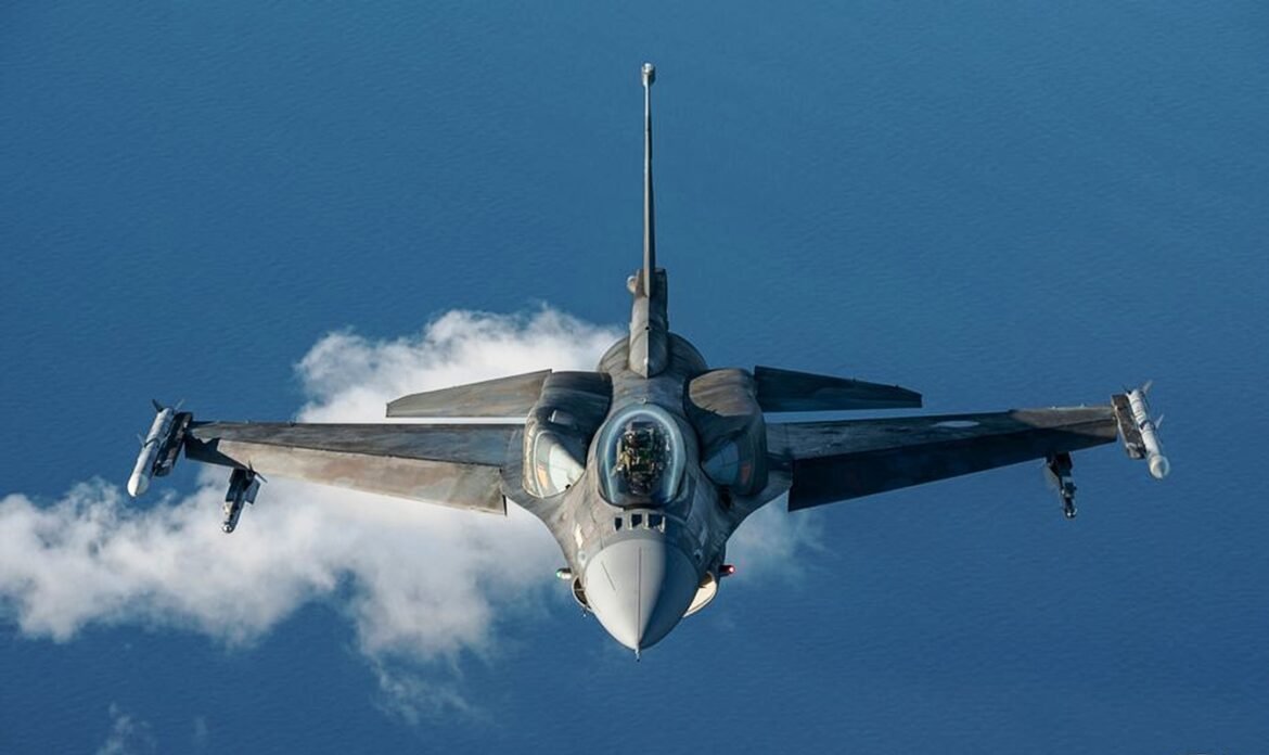 Διελεύσεις αεροσκαφών στον αττικό ουρανό το μεσημέρι – Δοκιμαστικά ενόψει του εορτασμού του προστάτη της