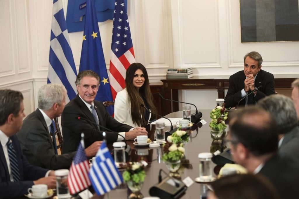 O Κρις, ο Nταγκ και η Κίμπερλι στο Μαξίμου: Στον Μητσοτάκη οι υπουργοί του Τραμπ για τα ενεργειακά