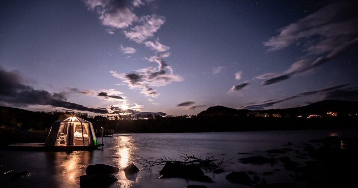 Το πιο απομονωμένο Airbnb στον κόσμο… επιπλέει στο νερό – Κάνει 1.000 ευρώ τη βραδιά