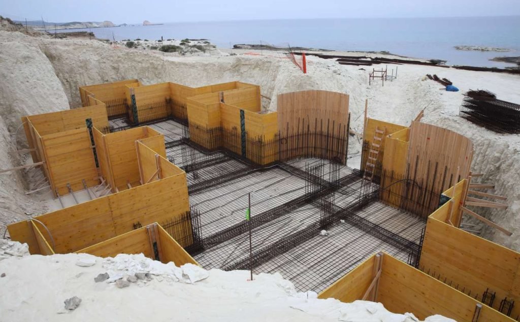 Μήλος: Μεγάλες αυθαιρεσίες στο Σαρακήνικο και «μπλόκο» στις βίλες