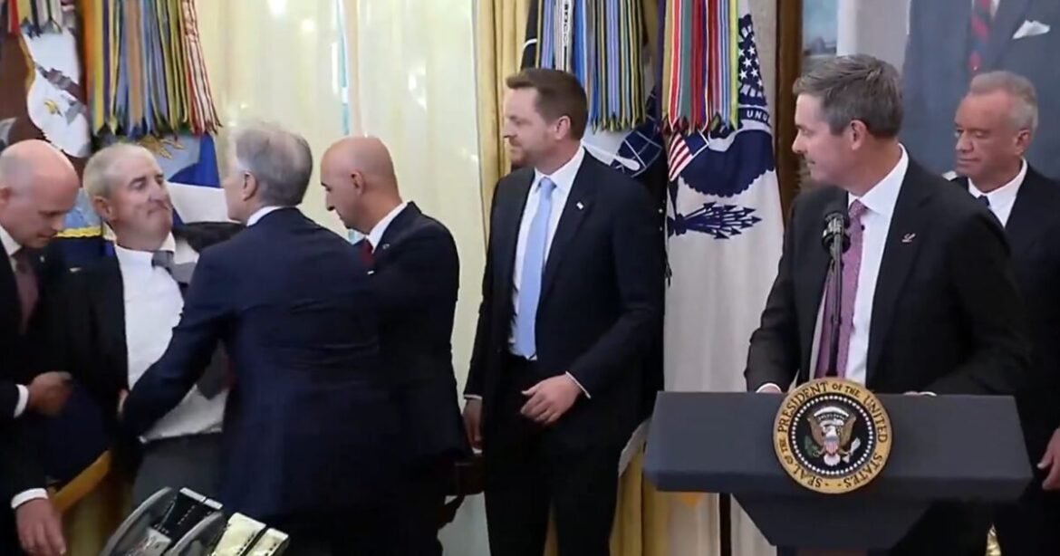 Λευκός Οίκος: Κατέρρευσε σε ζωντανή σύνδεση στο Οβάλ Γραφείο (Βίντεο)