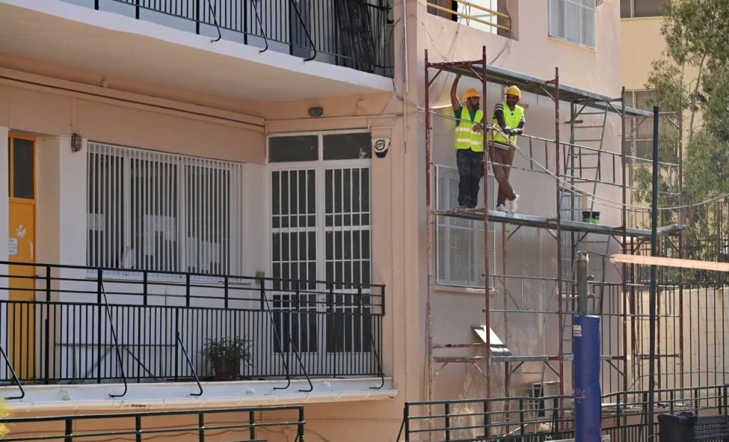 Κυβέρνηση σε δήμαρχο Πατρέων: Το ξήλωμα πινακίδων από το σχολεία δεν συνιστά πρόοδο