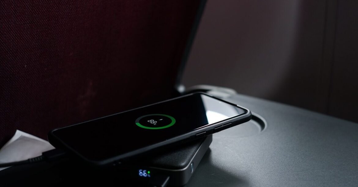 Νέα έκρηξη από power bank σε αεροπλάνο βάζει «μπλόκο» στους φορητούς φορτιστές στις πτήσεις