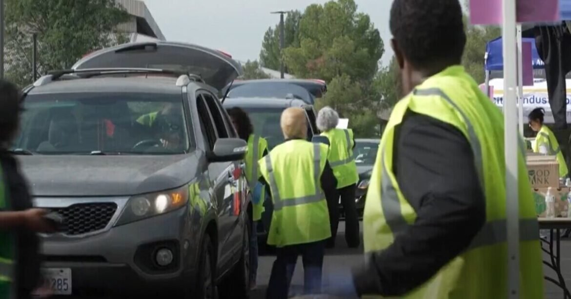 Ουρές για δωρεάν τρόφιμα στην Καλιφόρνια εν μέσω shutdown – «Παραλύουν» τα αεροδρόμια (Βίντεο)