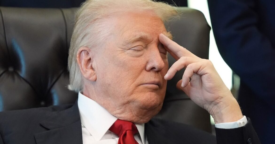 Σάλος με τις εικόνες του Τραμπ να αποκοιμιέται στον Λευκό Οίκο