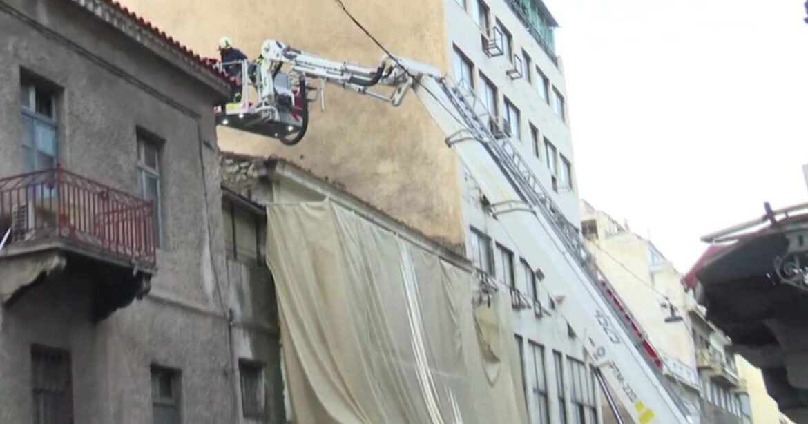 Φωτιά σε εγκαταλελειμμένο κτίριο στην Αθήνα – Κλειστή η οδός Σοφοκλέους