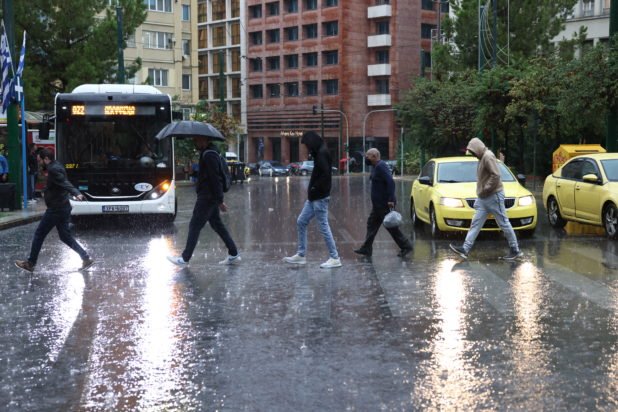 Κακοκαιρία: «Πάνω από 1.000 αστραπές και κεραυνοί στην Αττική σε 2 ώρες» – Η ανάρτηση Τσατραφύλλια