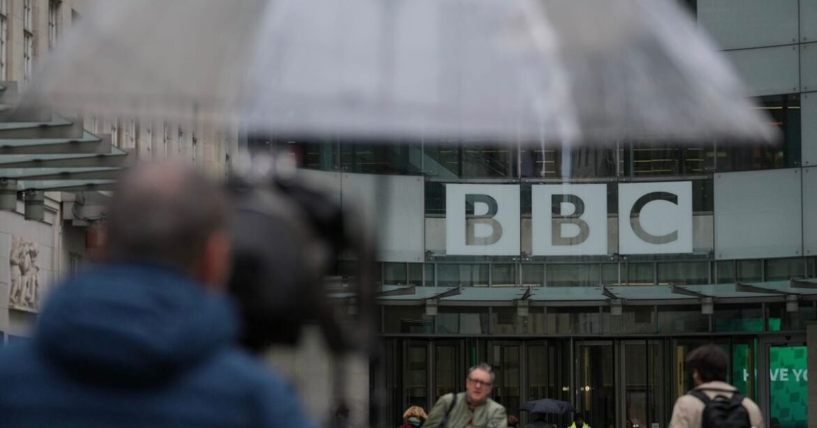 Ποιοι θέλουν το τέλος του BBC: H γκάφα, η κρίση και η «σταυροφορία» του Τραμπ