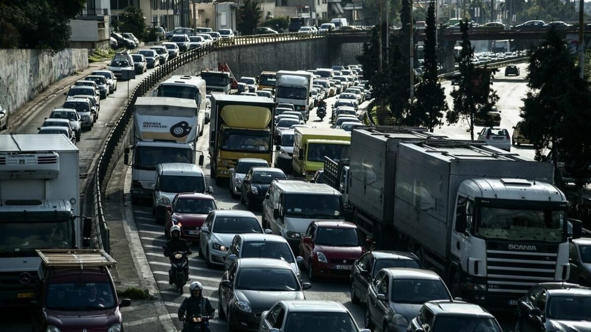 Κίνηση: Αφόρητος ο Κηφισός, μποτιλιάρισμα στην Κηφισίας – Καθυστερήσεις και στην Αττική Οδό