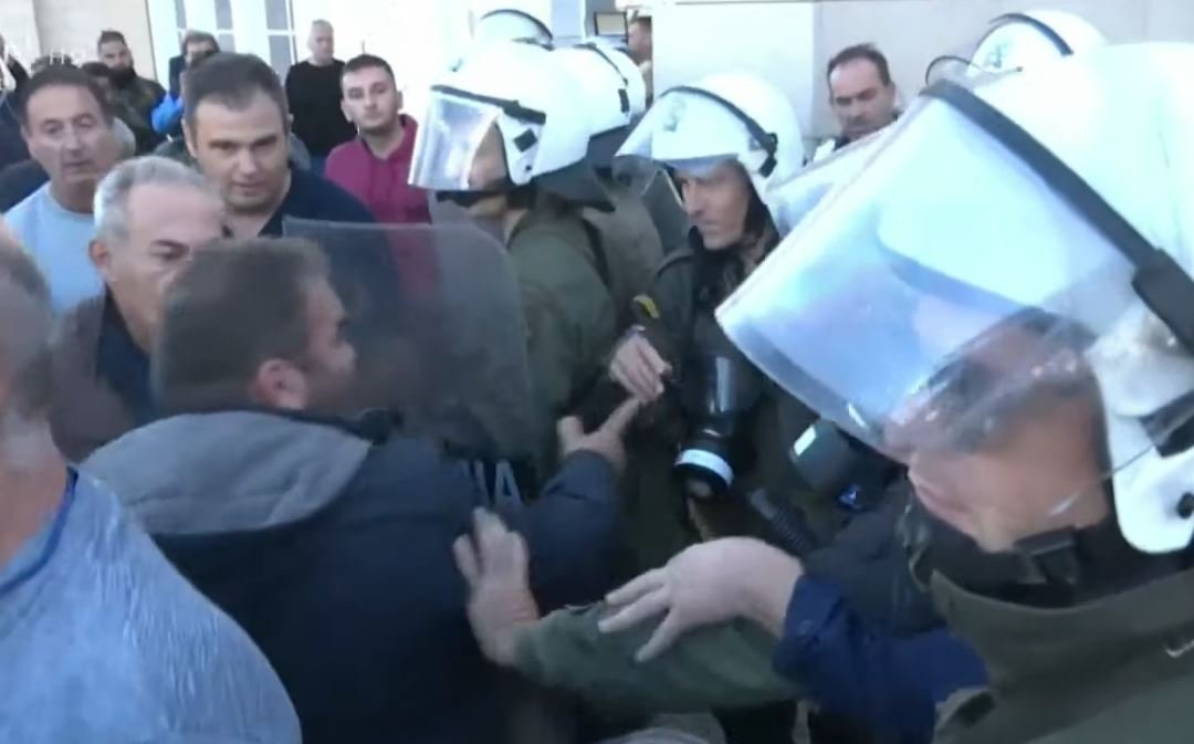 Ένταση μεταξύ αγροτών και αστυνομικών στην Αλεξανδρούπολη – «Αποκλεισμένο» το αεροδρόμιο ενόψει της