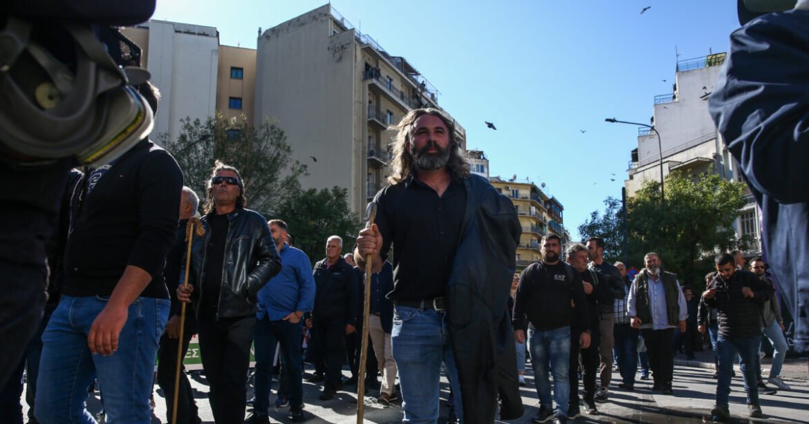 Απόβαση αγροτών και κτηνοτρόφων στο κέντρο της Αθήνας: Συγκέντρωση έξω από το υπουργείο Αγροτικής Ανάπτυξης