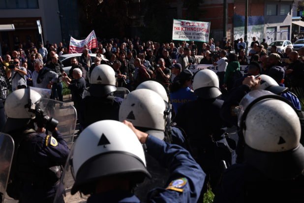 Αθήνα: «Θα συνεχίσουμε τις κινητοποιήσεις αν δεν πληρωθούμε» – Συνάντηση με τον Τσιάρα είχαν εκπρόσωποι των αγροτών