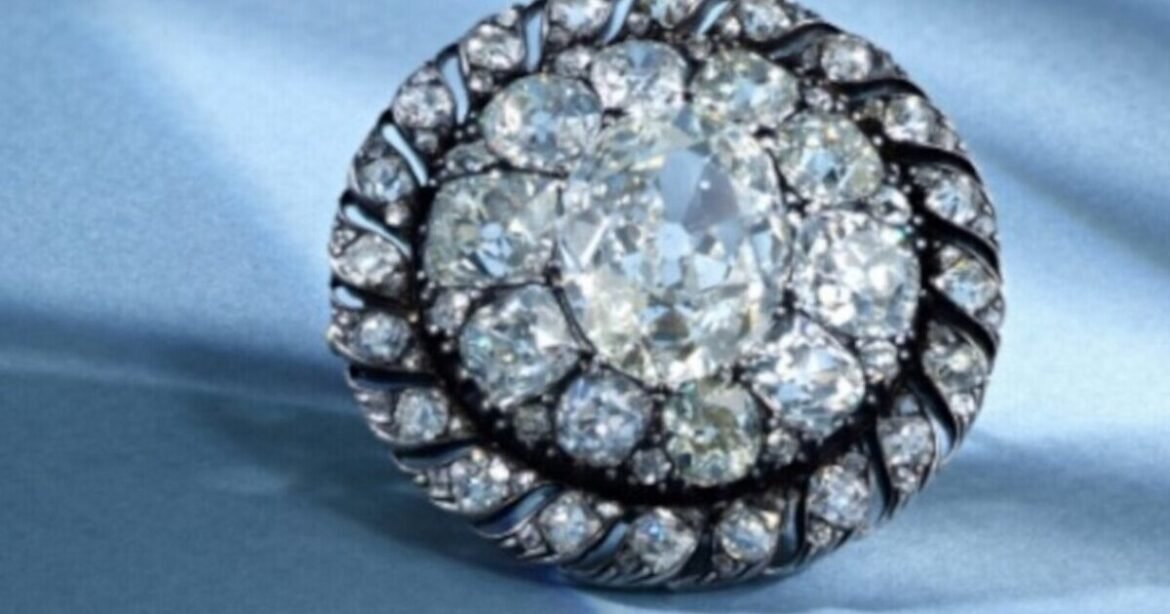 Διαμαντένια καρφίτσα του Ναπολέοντα πωλήθηκε σε δημοπρασία για 3,79 εκατ. ευρώ