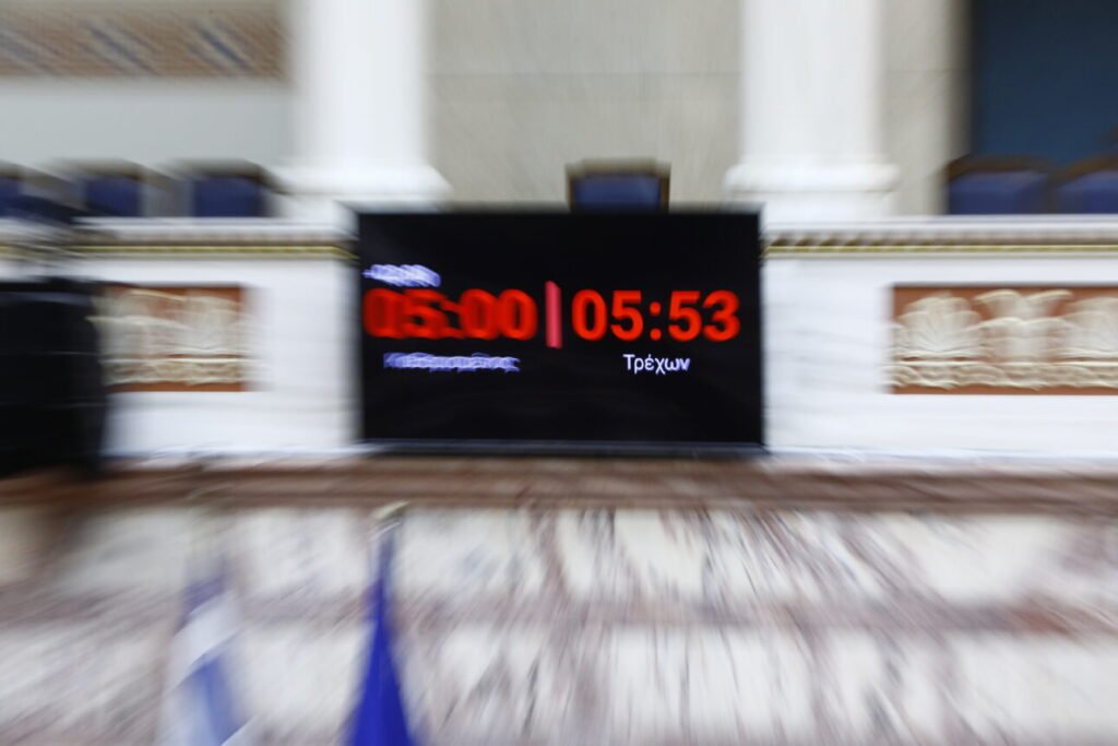 «Χρονοκόφτης» στη Βουλή: Στον Κατρίνη «η τιμή» της πρώτης εφαρμογής του μέτρου