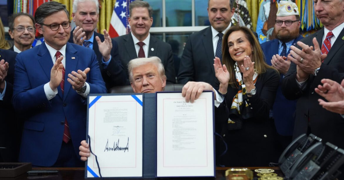 Τέλος στο μεγαλύτερο shutdown στην ιστορία των ΗΠΑ: Ο Τραμπ «ξεπαγώνει» την κυβέρνηση μετά από 43 ημέρες