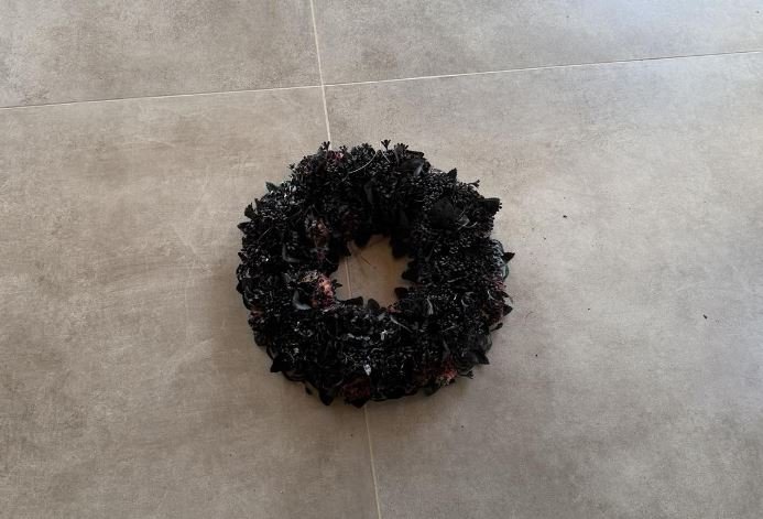 Ρόδος: «Γάζωσαν» με 14 σφαίρες σπίτι επιχειρηματία – Άφησαν μαύρο στεφάνι στην είσοδο – ΦΩΤΟ