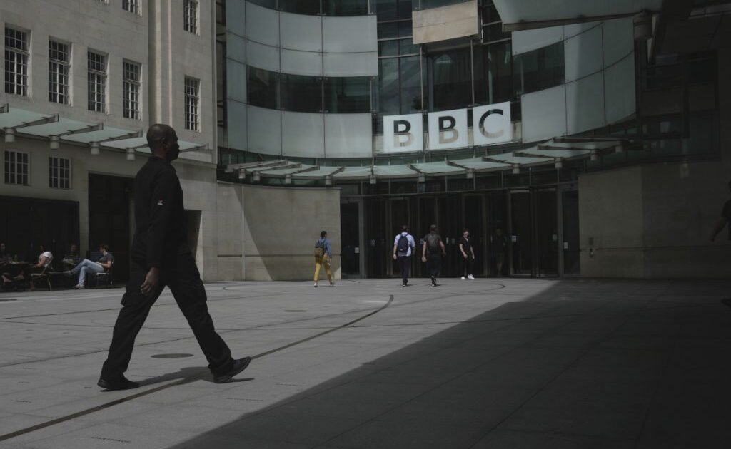 Συγνώμη από το BBC για το μοντάζ στο βίντεο με τον Τραμπ – Απορρίπτει το αίτημα για αποζημίωση