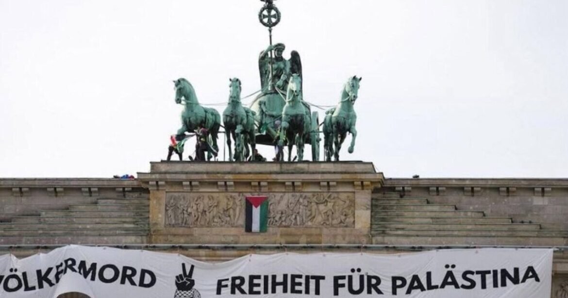 Γερμανία: Κρέμασαν πανό υπέρ της Παλαιστίνης στην Πύλη του Βρανδεμβούργου (Εικόνες, Βίντεο)