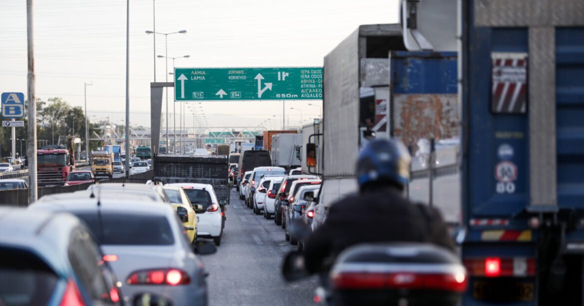 Κίνηση στους δρόμους: Τροχαία προκαλούν μποτιλιάρισμα στον Κηφισό – «Χάος» σε Αττική Οδό και Κηφισίας