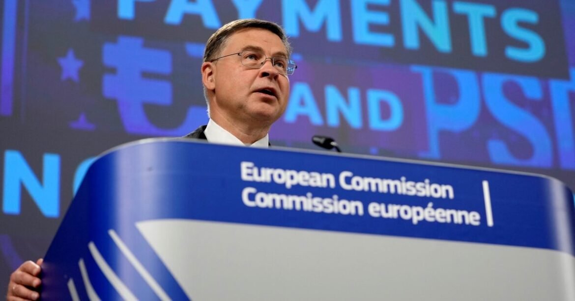 Ντομπρόβσκις για Ουκρανία: «Η ΕΕ δεν μπορεί να δώσει άλλα δάνεια στο Κίεβο»