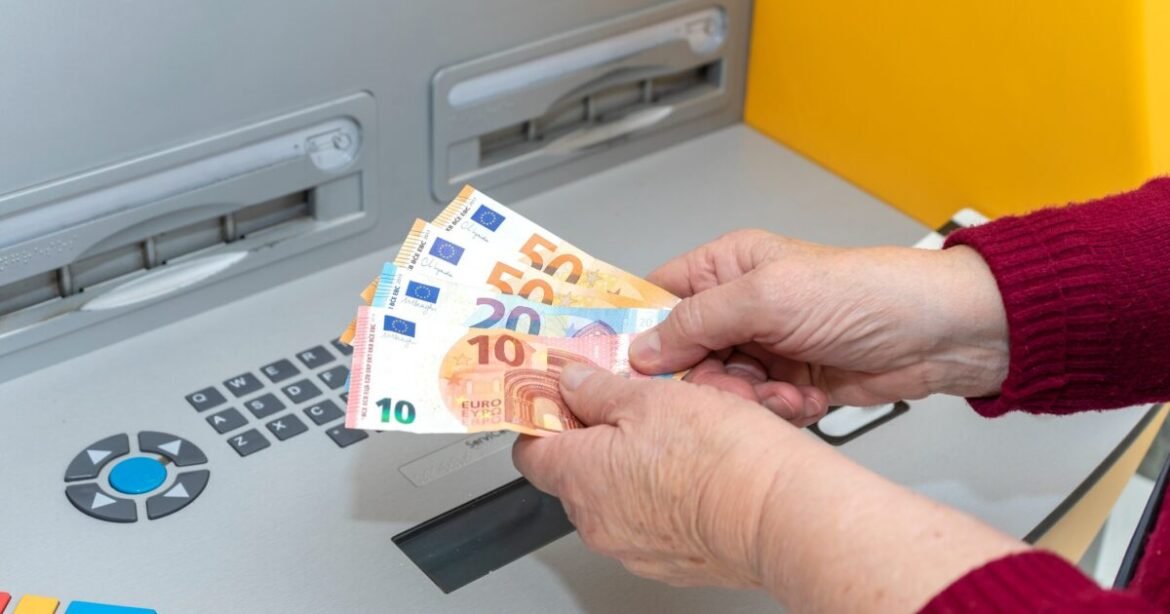 Δίμηνο μπαράζ ελαφρύνσεων στους συνταξιούχους: Αυξήσεις, κατάργηση προσωπικής διαφοράς και επίδομα 250€