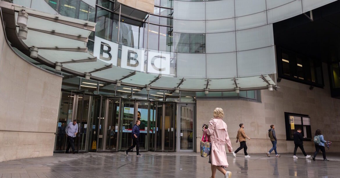 BBC: H γκάφα με τον Τραμπ, η απολογία και η άρνηση για αποζημιώσεις