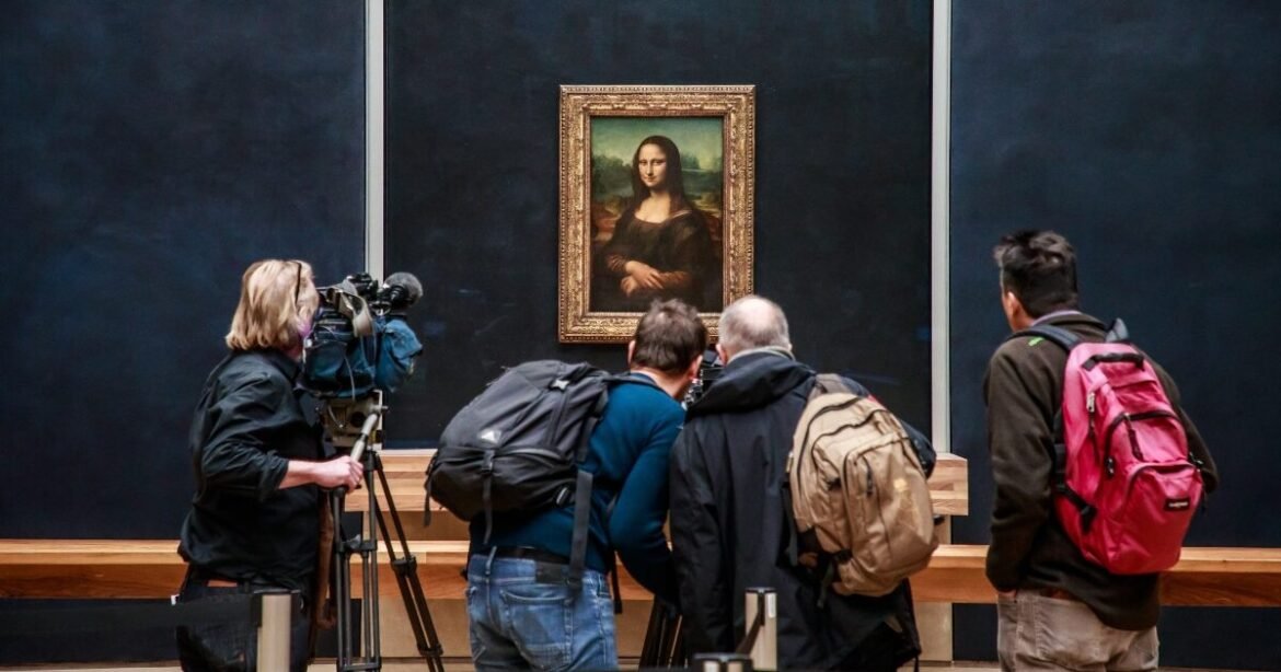 TikTokers έπιασαν στον «ύπνο» το Λούβρο – Κρέμασαν πορτρέτο τους δίπλα στη… Μόνα Λίζα (βίντεο)