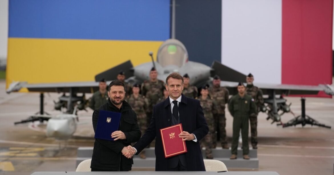 Συμφωνία Μακρόν – Ζελένσκι: Η Γαλλία θα εξοπλίσει την Ουκρανία με 100 μαχητικά Rafale