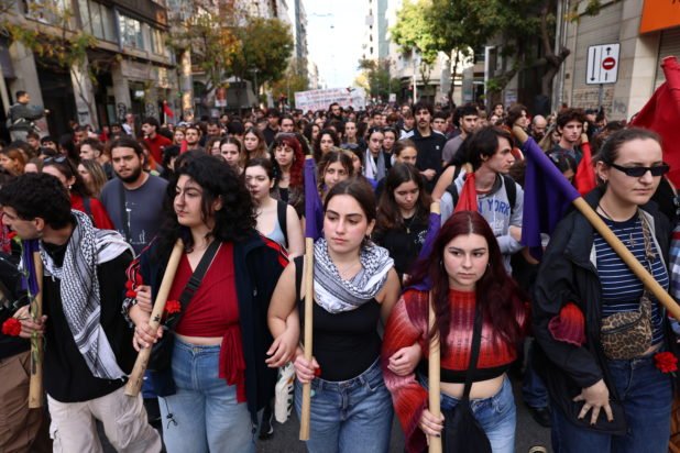 Πολυτεχνείο: Στην κορυφή της πορείας η αιματοβαμμένη σημαία – Μία σύλληψη και 19 προσαγωγές, οι