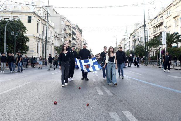 Πολυτεχνείο: Η κόρη της Φώφης Γεννηματά στην κορυφή της πορείας με την αιματοβαμμένη σημαία – ΦΩΤΟ