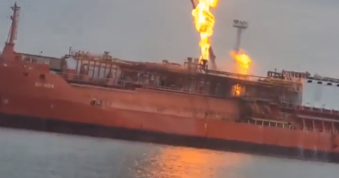 Συναγερμός για το χτύπημα σε τουρκικό τάνκερ στην Οδησσό: Εκκενώθηκαν δύο χωριά – Φόβοι για τεράστια έκρηξη