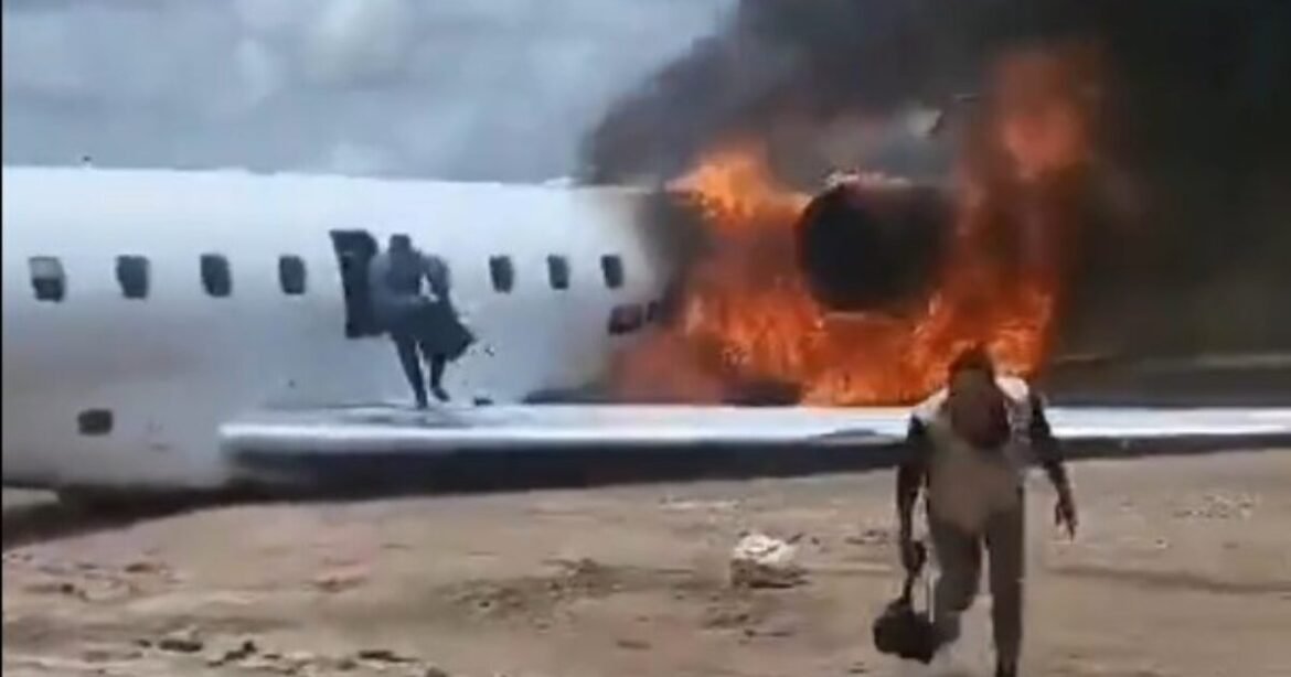 Κυβερνητικό αεροσκάφος στο Κονγκό αρπάζει φωτιά στην προσγείωση – Δραματικά βίντεο