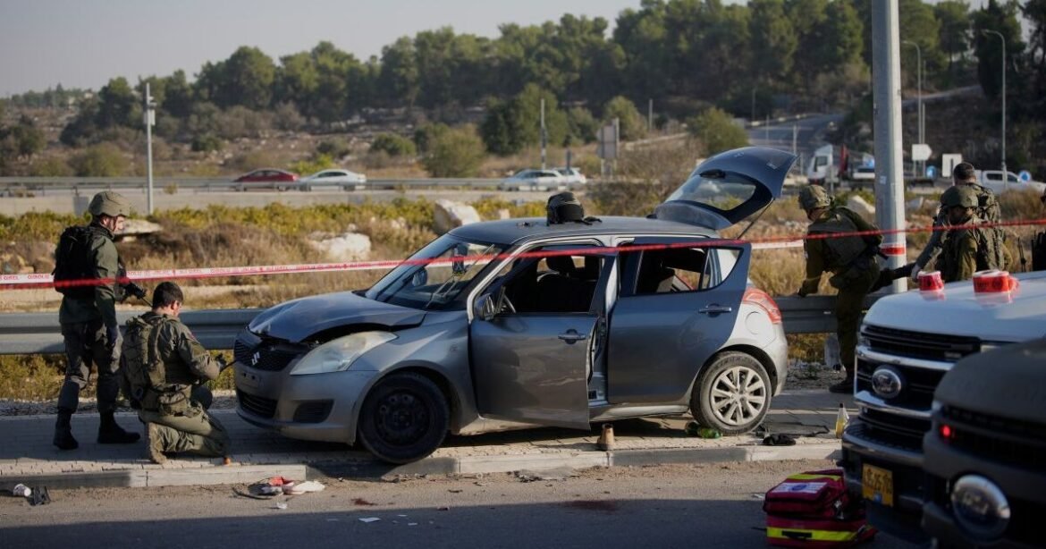 Δυτική Όχθη: Έποικοι έκαψαν παλαιστινιακό χωριό – Φονική επίθεση με μαχαίρι εναντίον Ισραηλινών