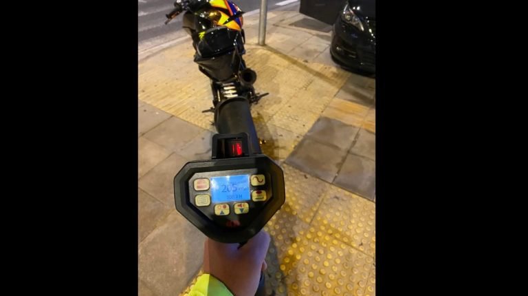 Γέρακας: Ασυνείδητος οδηγός μηχανής έτρεχε με 205 χλμ/ ώρα στη Λεωφόρο Μαραθώνος