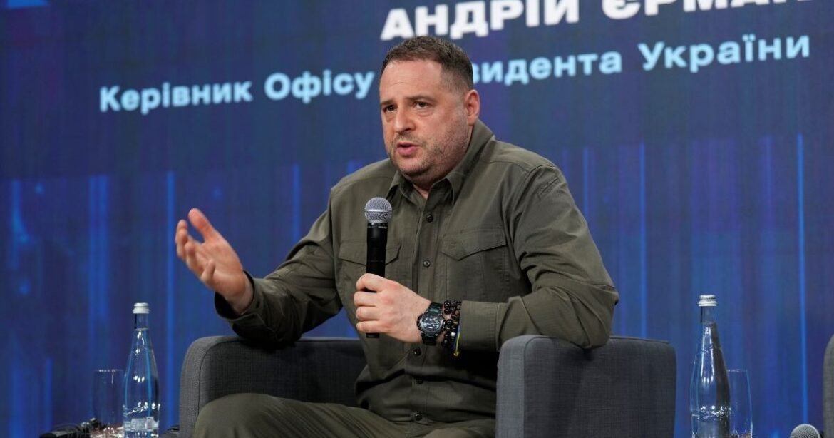 Σκάνδαλο στην Ουκρανία: Πιέσεις στον Ζελένσκι να «θυσιάσει» τον εξ απορρήτων του