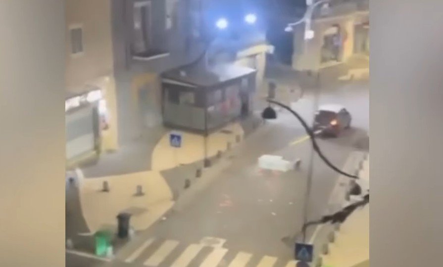 Ιταλία: Έδεσαν το κλεμμένο ΑΤΜ στο αυτοκίνητο και το έσερναν στον δρόμο (Βίντεο)