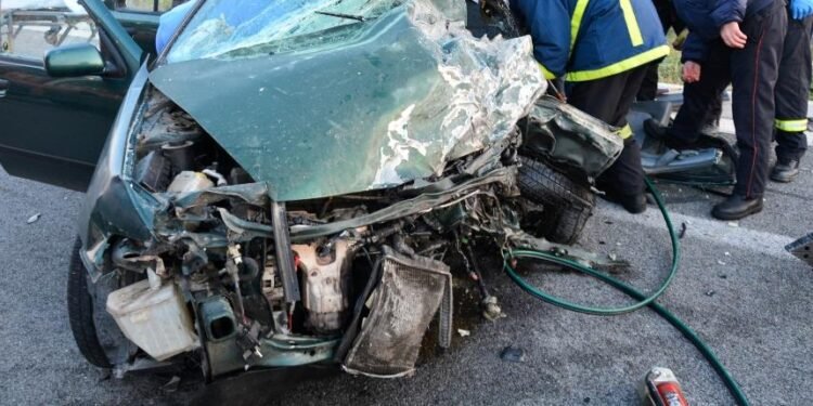 Σοβαρό τροχαίο στη Θεσσαλονίκη: Αυτοκίνητο καρφώθηκε σε κολώνα και τυλίχθηκε στις φλόγες