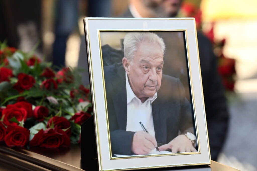 Στο ΕΑΤ-ΕΣΑ, με Τσίπρα και Λαλιώτη, ο τελευταίος αποχαιρετισμός στον Αλέκο Φλαμπουράρη