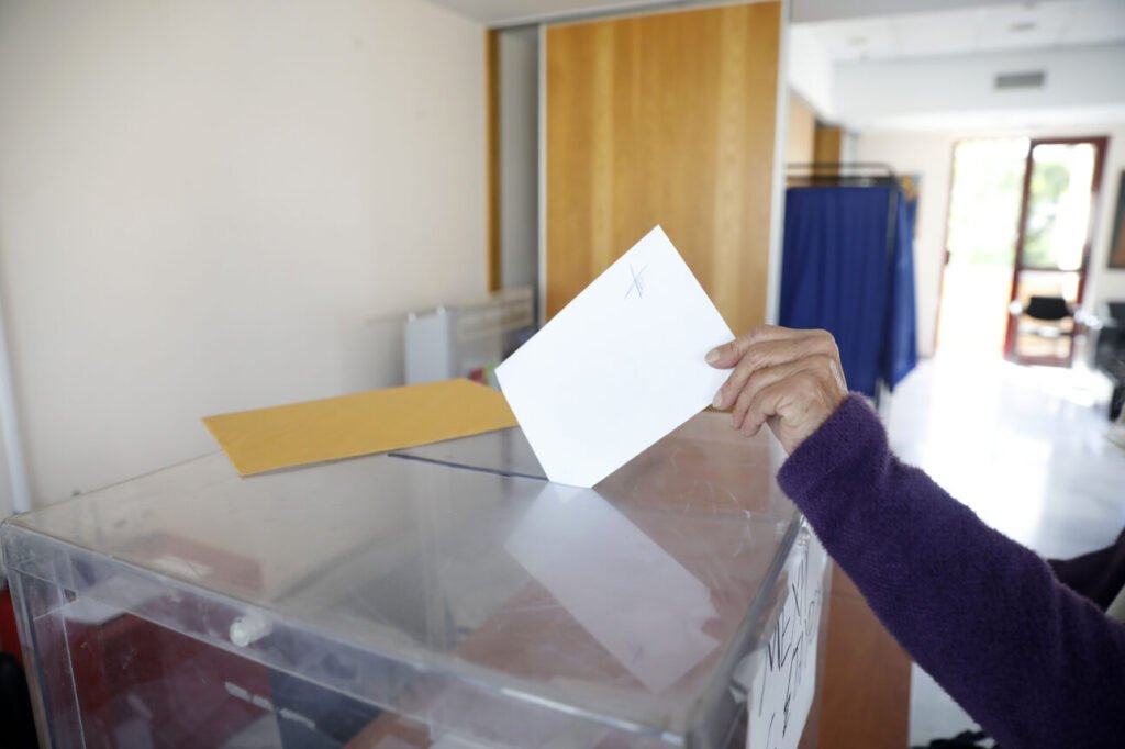 Δημοσκοπήσεις MRB – Metron Analysis: Σταθερό προβάδισμα για τη ΝΔ