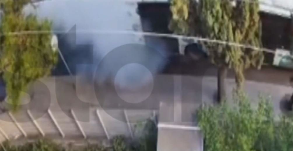 Αθήνα: Καρέ καρέ η στιγμή που αστικό λεωφορείο αρχίζει να βγάζει πυκνούς καπνούς  – ΒΙΝΤΕΟ