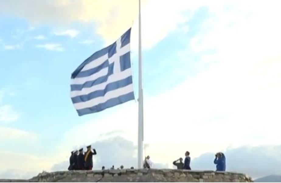 Ημέρα των Ενόπλων Δυνάμεων: Συγκίνηση κατά την έπαρση της σημαίας στην Ακρόπολη – Δείτε βίντεο
