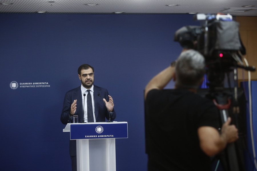 «Ε δεν θα πάρουμε και την άδεια της κυρίας Ζαχάροβα!»