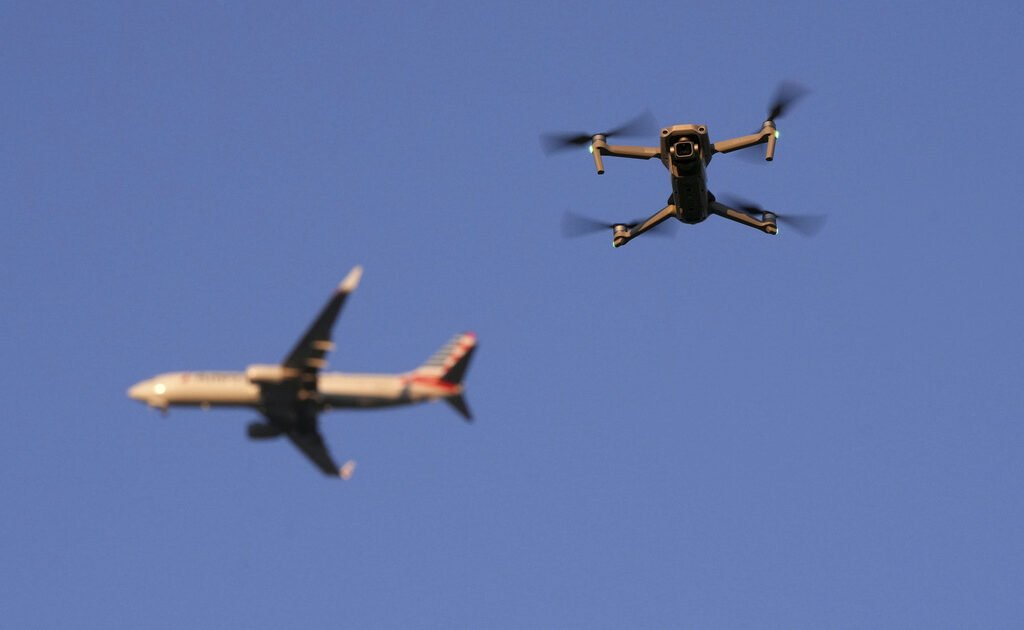 Nέος συναγερμός στην Ολλανδία: Drones πάνω από το αεροδρόμιο του Αϊντχόφεν – Διακόπηκε η κυκλοφορία