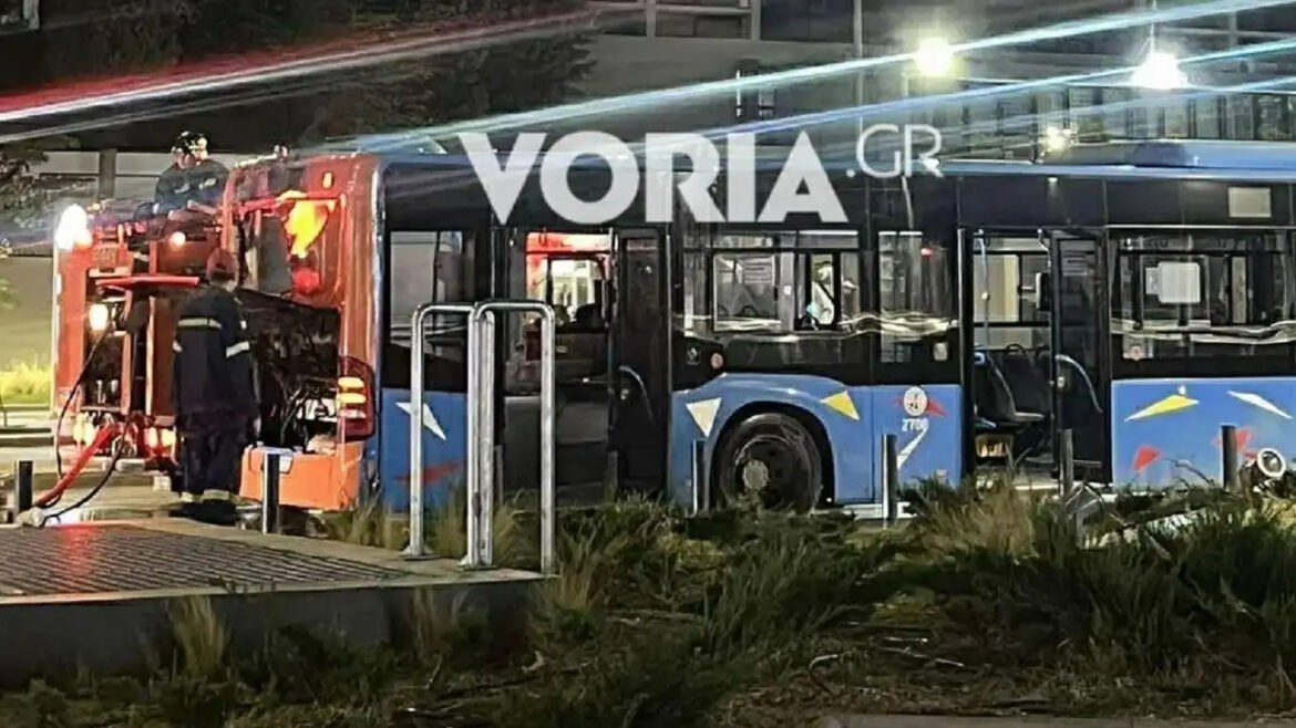 Θεσσαλονίκη: Φωτιά σε λεωφορείο του ΟΑΣΘ – Άμεση η επέμβαση της πυροσβεστικής